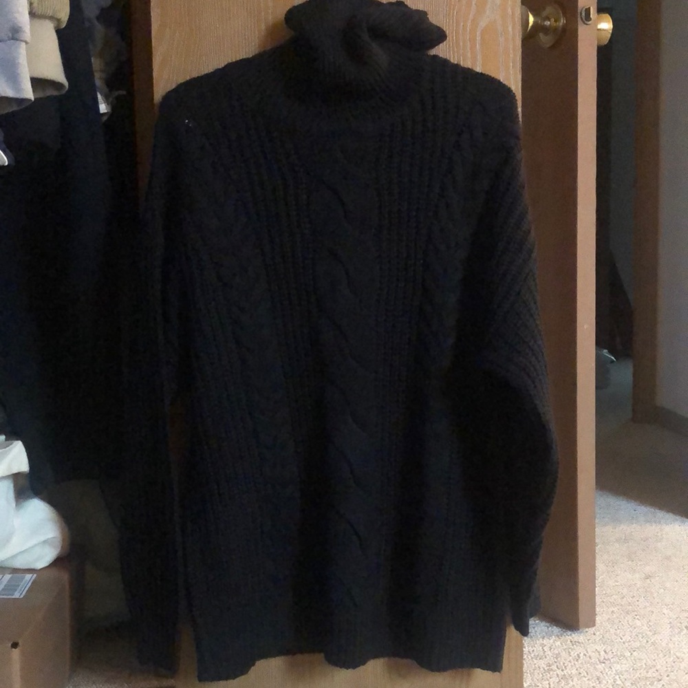 Black basic turtleneck knit sweater